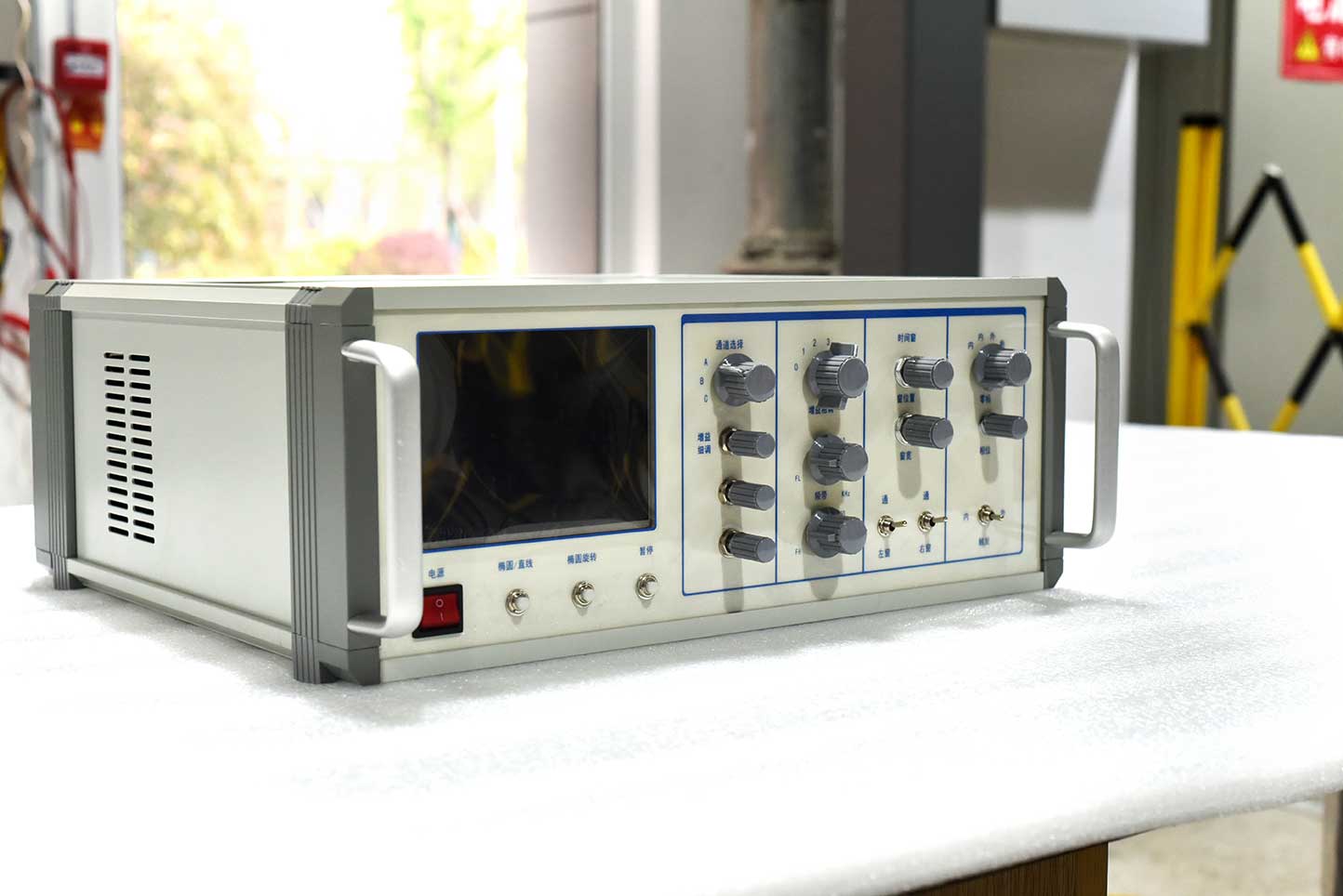 69d191e581d0b17f17133e12b5fc1ba6.jpg 局放检测仪左侧视图.jpg